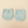 [Exclusivo] Calcetines de verano para mujer, antideslizantes, media suela, color liso, con puntos antideslizantes en la parte delantera, calcetines invisibles para pantuflas