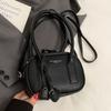 Bolsa pequena de axila simples popular deste ano com textura de lichia, estilo coreano feminino, design de nicho versátil, bolsa mensageiro para o dia a dia