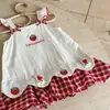 Vestido con Peto Dulce Bordado de Fresas para Niñas, Nuevo Estilo, con Puntadas a Cuadros Rojos y Blancos y Lazo, Lindo Vestido de Verano