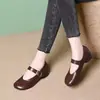 Zapatos de mujer de tacón bajo estilo francés, nueva colección otoño 2026, cómodos y versátiles, zapatos de cuero retro de punta fina con suela blanda para mujer