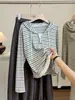 Camiseta de manga larga a rayas con capucha de dos piezas falsas para mujer, nueva moda de otoño casual, sudadera con capucha adelgazante que reduce la edad