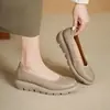Zapatos de mujer de cuero suave estilo francés, modelo nuevo de otoño 2026, boca poco profunda, suela blanda, cómodos zapatos casuales sin cordones para mujer