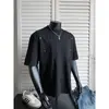 Camiseta Masculina de Manga Curta Resistente com Patchwork Estilo Americano de Silhueta, Verão com Caimento Solto e Design de Rebites, Gola Pequena, Camiseta Segmentada Desconstruída