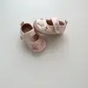 Outono 2026 Novidades Menina Sola Macia Antiderrapante Sapatos Individuais Fita Mágica Doces Fofos Sapatos de Princesa para Crianças Pequenas