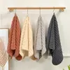 Toallas de coralina transfronterizas, adecuadas para uso doméstico, absorbentes, sin pelusa, suaves y disponibles en diseños de rayas de colores dulces.; un juego de toallas de baño