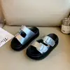 Chinelos de sola grossa para usar ao ar livre, novo estilo da moda de verão 2026, sandálias casuais versáteis de uma tira de alta qualidade para mulheres com solas plataforma