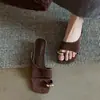 Meu Primeiro Encontro com a Marca de Design de Nicho Jiuxi: Sandálias de Verão Amarelas Quadradas Incrivelmente Bonitas com Design Slip-On e Saltos Grossos, Perfeitas para Combinar com Vestidos