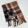 Bufanda a cuadros degradados bestseller transfronteriza para mujer, calentador de cuello engrosado para otoño e invierno, chal grande, doble uso, disponible directamente de fábrica, pedidos personalizados disponibles