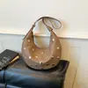 Bolso de mano de diseño de nicho transfronterizo elegante para mujer, nuevo bolso de hombro personalizado con tachuelas de moda 2026, bolso tipo bola de masa de moda