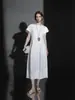 Vestido redondo de manga corta con múltiples paneles estilo francés, falda de longitud media, vestido versátil de color liso para mujer primavera-verano con un toque de alta gama y mangas acampanadas