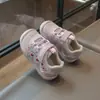 Zapatos Infantiles Niña Decorados con Fresas 2026 Primavera/Verano Nuevos Zapatos Casuales de Malla Transpirable para Niños Tenis de Moda