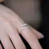 Exquisito anillo de serpiente de espíritu pequeño anillo femenino accesorios de personalidad anillo de cola diseño de nicho moda 2023 Nuevo