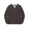 Nueva camiseta de manga larga de otoño, cuello Henley, top de camiseta de manga larga de dos piezas simuladas, camisa base de manga larga suelta de moda para hombre