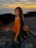 Lindo top de tricô laranja de um ombro estilo coreano para mulheres, peça íntima de outono super bonita, top pequeno único e deslumbrante