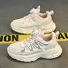 Zapatos de papá para niñas, zapatos de malla con hebilla para niños, zapatos blancos pequeños rosas para niños medianos y mayores, nuevos zapatos deportivos transpirables 2026