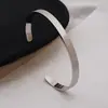 Pulsera de Acero Inoxidable Abierta en Forma de C Transfronteriza Grabada con Precisión para Mujer, Joyería Deslumbrante y Versátil, Venta al por Mayor Directamente de la Fuente