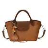 Bolsa de mão de alto valor feminina 2026 nova simples elegante bolsa quadrada pequena de mão nicho personalidade chique bolsa de ombro única transversal
