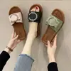 Chinelos para Mulheres Verão 2026 Novo Estilo Sola Grossa Sola Macia Para Casa Modernos Chinelos de Praia para Mulheres Antiderrapantes Salto Baixo