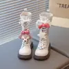Outono e Inverno de 2026 Botas Altas Infantis com Pingente de Desenho Animado Botas Infantis Estilo Martin Botas de Moda Estilosas Botas Altas Infantis de Couro