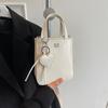 Bolsa mensageiro feminina primavera e verão 2025 nova bolsa versátil ombro portátil pequena bolsa quadrada este ano popular brilhante pequena bolsa