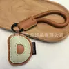 Venta al por mayor transfronteriza de llaveros japoneses y coreanos con letras en inglés, dijes para bolso de cuero dopamina, pequeños accesorios y regalos