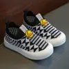 Novos Sapatos Respiráveis de Malha Vazada para Crianças Primavera/Verão, Sapatos Antiderrapantes Fly-Knit, Sapatos de Bebê com Solado Macio, Sapatos Casuais Slip-On