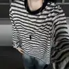 Camiseta retro de estilo Old Money con rayas retorcidas plisadas, cuello redondo, corte holgado y manga larga, una prenda casual de verano moderna y versátil para hombre, que ofrece transpirabilidad