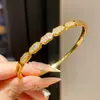 Pulsera con cierre de corazón de circonita chapada en oro real de 18 quilates, pulsera de muñeca de moda transfronteriza europea y americana, joyería de alta gama de lujo ligero