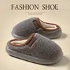 Pantuflas de algodón afelpado para mujer 2026 nuevo modelo invierno para interior antideslizantes cálidas de suela gruesa pantuflas de algodón para pareja para hombre