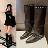 Botas Longas Femininas Retro Maillard 2026 Verão Novidade Tendência Estilo Cavaleiro Bico Fino Solado Grosso Com Rebites