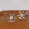 Brincos de floco de neve de Natal com pérolas design simples francês elegantes doces de alta qualidade micro-incrustados brincos versáteis brincos