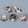 Broche de astronauta japonés con diseño de planeta espacial, insignia de metal con diseño de astronauta, accesorio colgante para bolso de estudiante masculino y femenino.