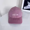 Boné de Baseball Bordado com Letras Elegante e Versátil para Mulheres, Novo Boné Tendência de Cor Sólida para Outono com Aba Curva, Chapéu de Sol para Proteção Solar ao Ar Livre