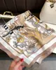 Bufanda Estilo Coreano Nueva Moda de Alta Calidad Estampada 90cm Bufanda Twill Letra Bufanda Cuadrada Grande Chal Protector Solar Pañuelo para la Cabeza Mujer