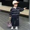 Conjunto de Roupa de Outono para Meninos 2026 Novo Tendência Cool Estilo de Rua Moletom Listrado Infantil para Meninos, Roupa de Bebê Dois em Um