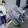 Sapatos de Malha Respirável Estilo Novo para Crianças Primavera e Outono 2025 para Meninas e Meninos, Tênis Versátil Slip-On de Malha Fly para Meninos com Solas Macias
