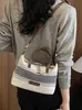 Bolsa estilosa de design de nicho transfronteiriço, popular no início do outono de 2026, bolsa de mão listrada versátil, bolsa de ombro e transversal estilo bolinho
