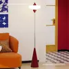 Lámpara de pie moderna minimalista de estilo nórdico, creativa, de diseñador, para decoración artística al lado del sofá de la sala de estar
