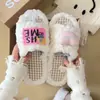 Chinelos Peludos Macios Estilo Doce Fofo para Mulheres 2026 Outono/Inverno Novos Alta Aparência Conforto Caseiro Slip-on Chinelos de Algodão