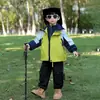Jaqueta Corta-Vento Masculina de Outono Roupa Externa Estilo Cool Jaqueta de Montanhismo 2026 Nova Roupa de Outono/Inverno Infantil Três em Um para Exterior Tendência