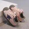 Tenis para niños con estampado de estrellas, nuevo modelo de otoño, de corte bajo con velcro interior, puntera de concha, zapatillas deportivas casual versátiles para niños y niñas
