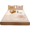 Juego de tres piezas de alfombrilla refrescante de seda helada Clase A de verano, alfombrilla suave de dibujos animados estilo ins para aire acondicionado con sábana bajera, lavable a máquina, alfombrilla fresca para dormitorio