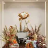 Escena de decoración de escaparate de tienda de ropa con flores de otoño, juncos, hierba y flores secas para una transmisión en vivo con temática femenina