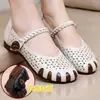Sapatos com furos vazados para mulheres de meia-idade e idosas 2026 novo estilo de verão couro macio confortável sapatos de dirigir sola super macia salto baixo sapatos de mãe