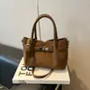 Bolso de Mano Pequeño de Moda y Tendencia para Mujer, Nuevo Bolso Cruzado Versátil Primavera/Verano 2026 con un Toque de Lujo para Salidas