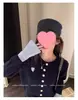 Cardigã de Tricô Bordado com Coração de Cor Contrastante de Manga Longa para Mulheres no Outono e Inverno Novo Top Fashion Solto e Estiloso Suéter Grosso