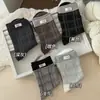 Calcetines de otoño para mujer, de longitud media hasta la pantorrilla, con estampado a cuadros estilo japonés, color gris, algodón puro, sin costuras, con puño de color