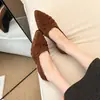 Sapatos de Salto Alto Femininos Estilo Retrô Bico Fino Plissados Aumento Interno de Altura Boca Rasa Chegada Nova Outono 2026 Estilo Old Money Versátil