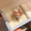 Anel quadrado aberto em zircônia cúbica estilo francês, design vintage estilo corte, adequado para o dedo indicador, uma joia luxuosa e de alta qualidade com uma estética única e discreta