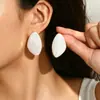 Adornos de Estilo Transfronterizo Europeo y Americano Diseño Geométrico Esmaltado Pendientes Metálicos Tridimensionales Adornos Versátiles de Alta Gama para Orejas para Mujeres